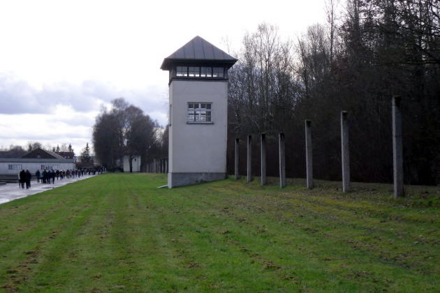 Zona de seguridad, alambradas y torre de vigilancia
