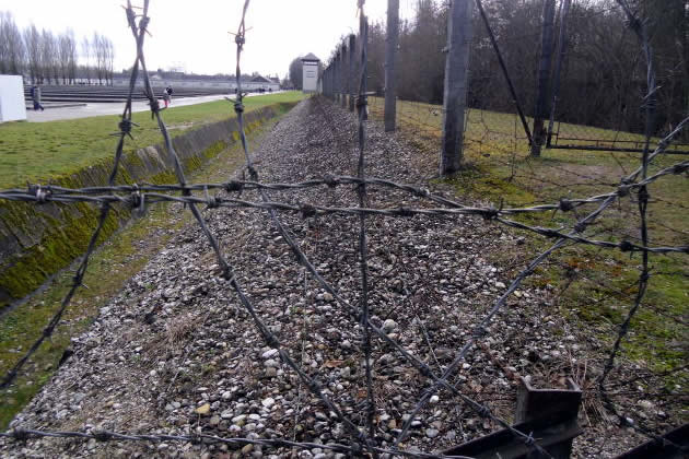 Detalle de las alambradas y la zona de seguridad