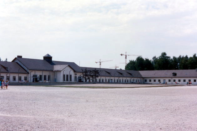 Vista de la Appellplatz y del antiguo edificio de administración