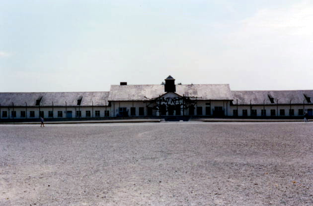 Vista de la Appellplatz y del antiguo edificio de administración