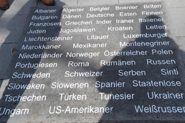 Placa conmemorativa de las nacionalidades de los muertos