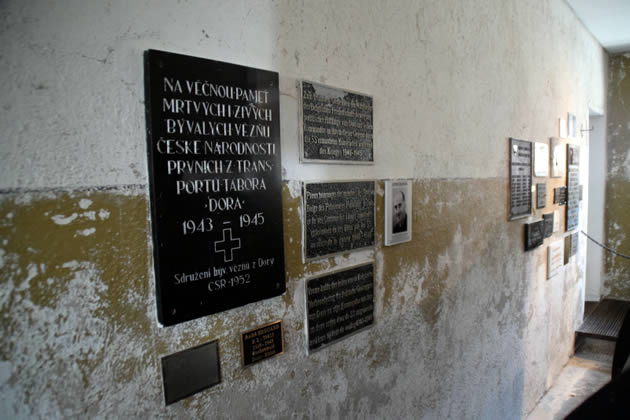 Placas conmemorativas en la sala del crematorio