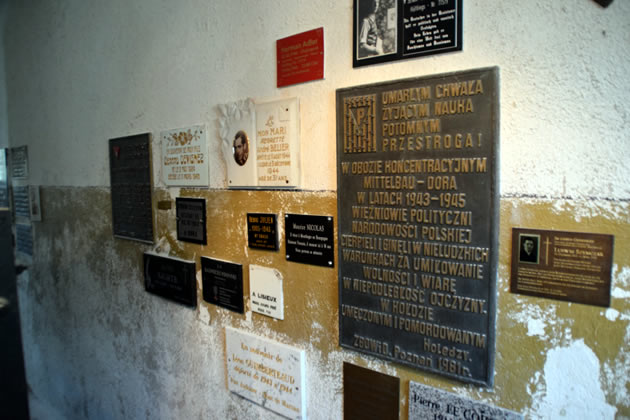 Placas conmemorativas en la sala del crematorio