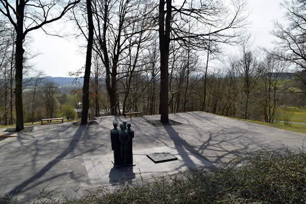 Vista del conjunto memorial frente al edificio del crematorio