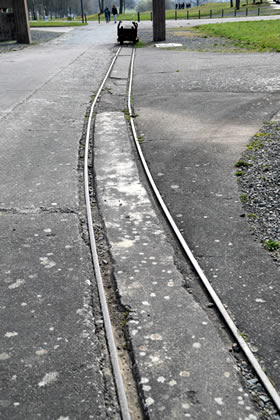 Línea ferroviaria interna del campo