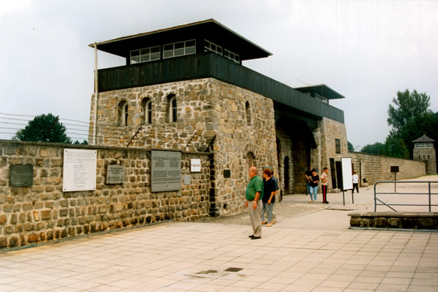 Vista interior de la entrada al campo de presos, y placas conmemorativas de diferentes víctimas