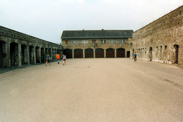 Patio de talleres, desde la puerta principal