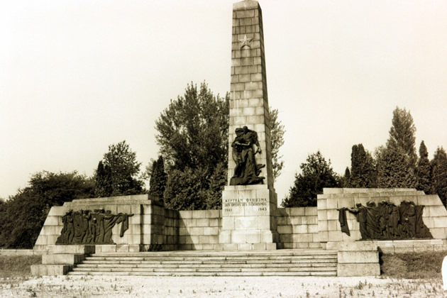 Monumento memorial soviético