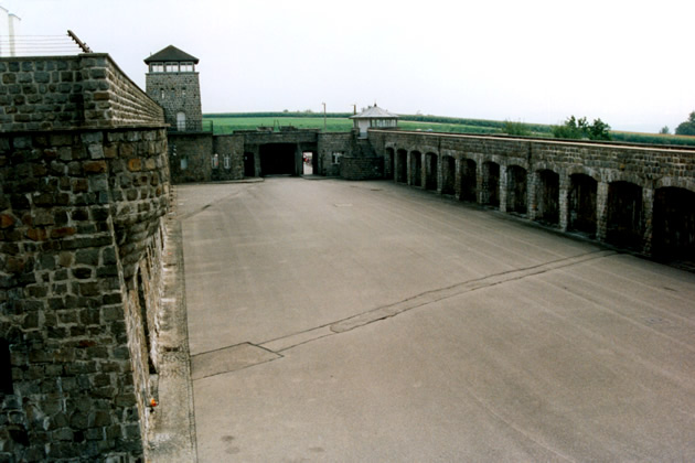 Patio de talleres, desde la muralla