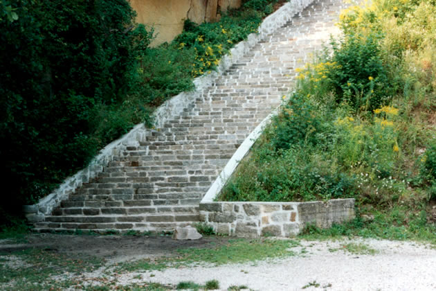 Escaleras hacia la cantera del campo