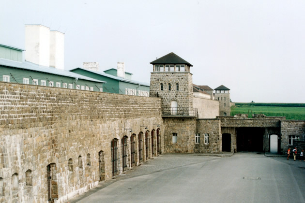 Vista del patio de talleres, desde la muralla