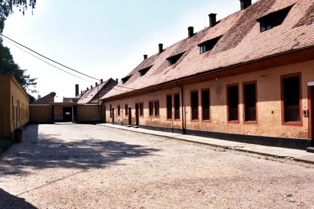 Patio de la zona de administración del campo