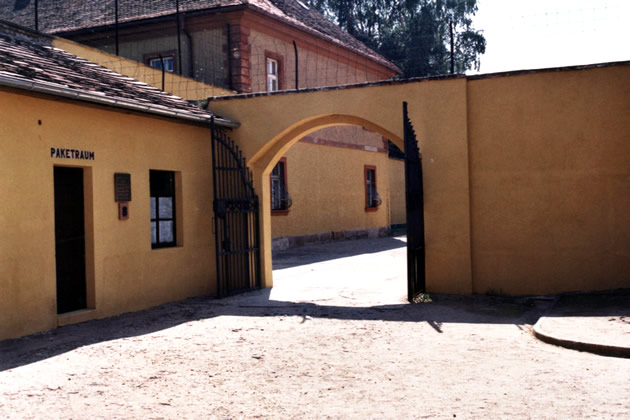 Entrada a la zona administrativa del campo