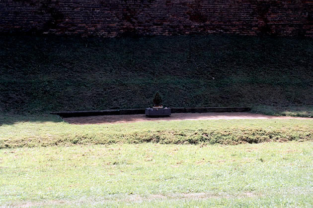 Memorial en la zona de fusilamiento de la Kleinen Festung