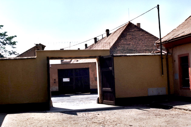 La entrada al campo, desde el interior